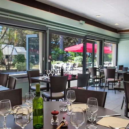 Domaine De Port Aux Rocs 3* Ле Круазик